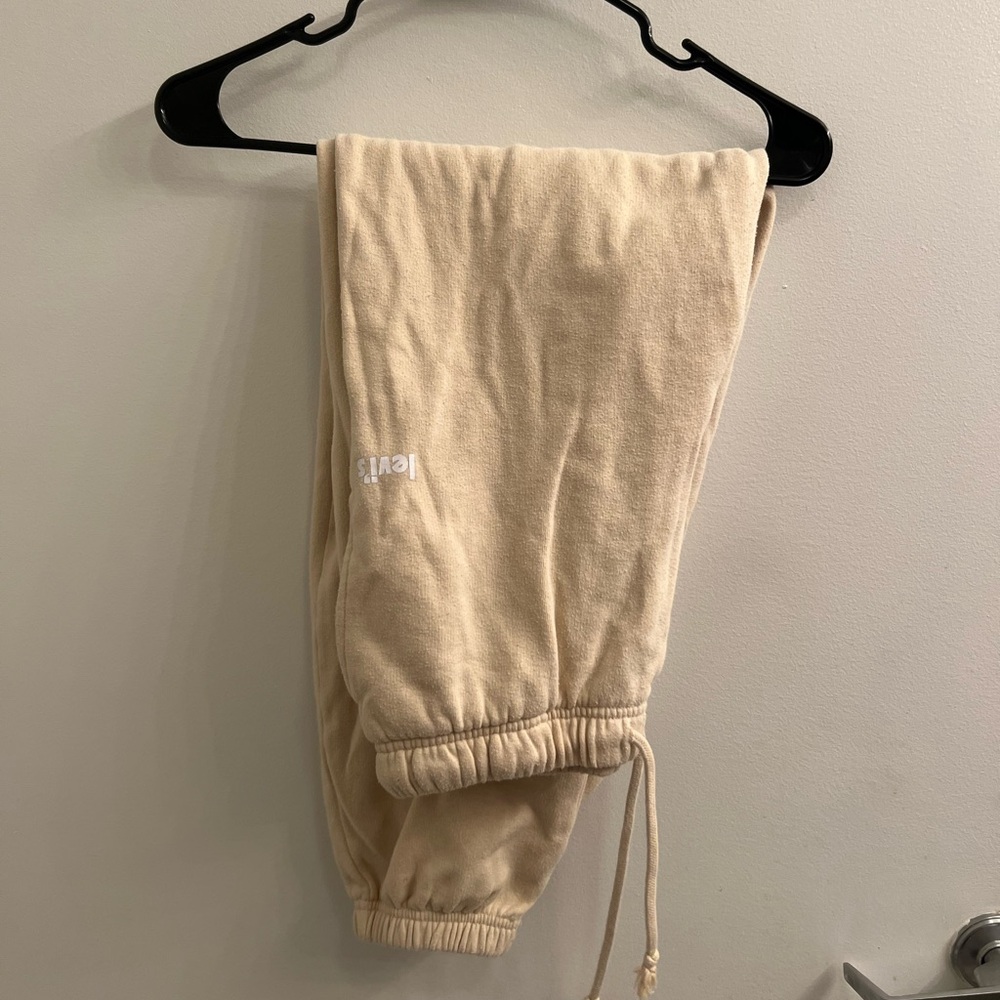 Matching set Levi’s beige sweatpants